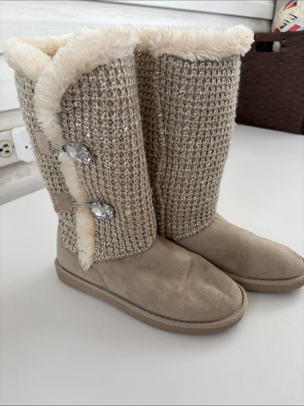 Women’s Taupe Knit Sequin Faux Fur Winter Boots Size 7
